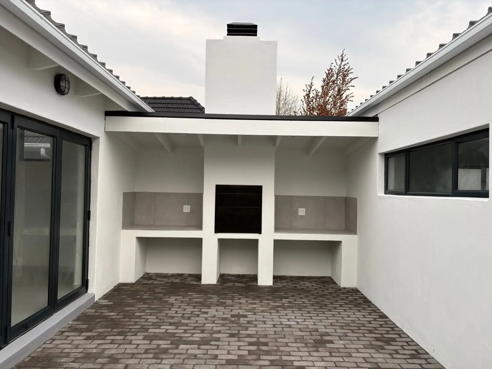 Built-in braai installation with black steel finish