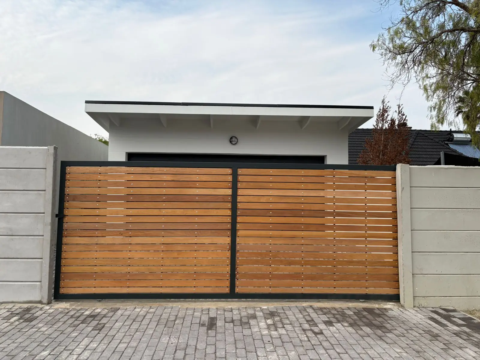 Timber-look entrance gate and driveway paving